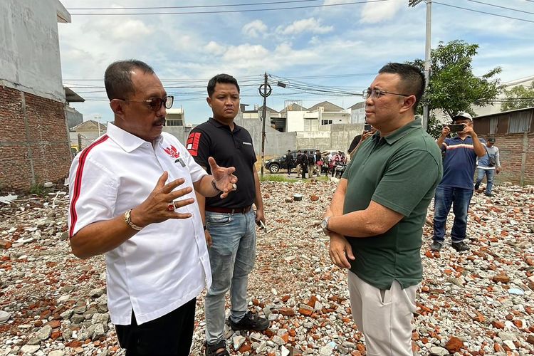 Surabaya, Kronologi Rumah Nenek di Surabaya Diduga Dirobohkan Ormas, Kasus Berproses di Kepolisian, Awal pengusiran paksa, Barang dipindahkan, rumah dirobohkan, Laporan ke Polda Jatim, Sidak Wakil Wali Kota Surabaya, Versi Ketua RT dan pihak pembeli, Dorongan proses hukum