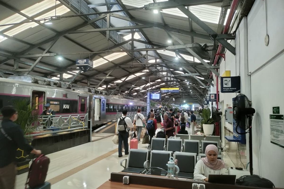 Kenaikan Yesus Kristus, kereta api, 10 Kereta Api Favorit Saat Long Weekend 14 Mei 2026, Tujuan Surabaya Paling Laris