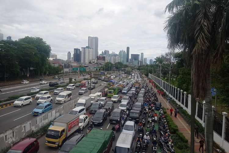 Wuling, mobil, mobil listrik, gage, macet, ganjil genap, Aturan Bebas Gage Mobil Listrik Mulai Dipertanyakan, Ini Kata Wuling
