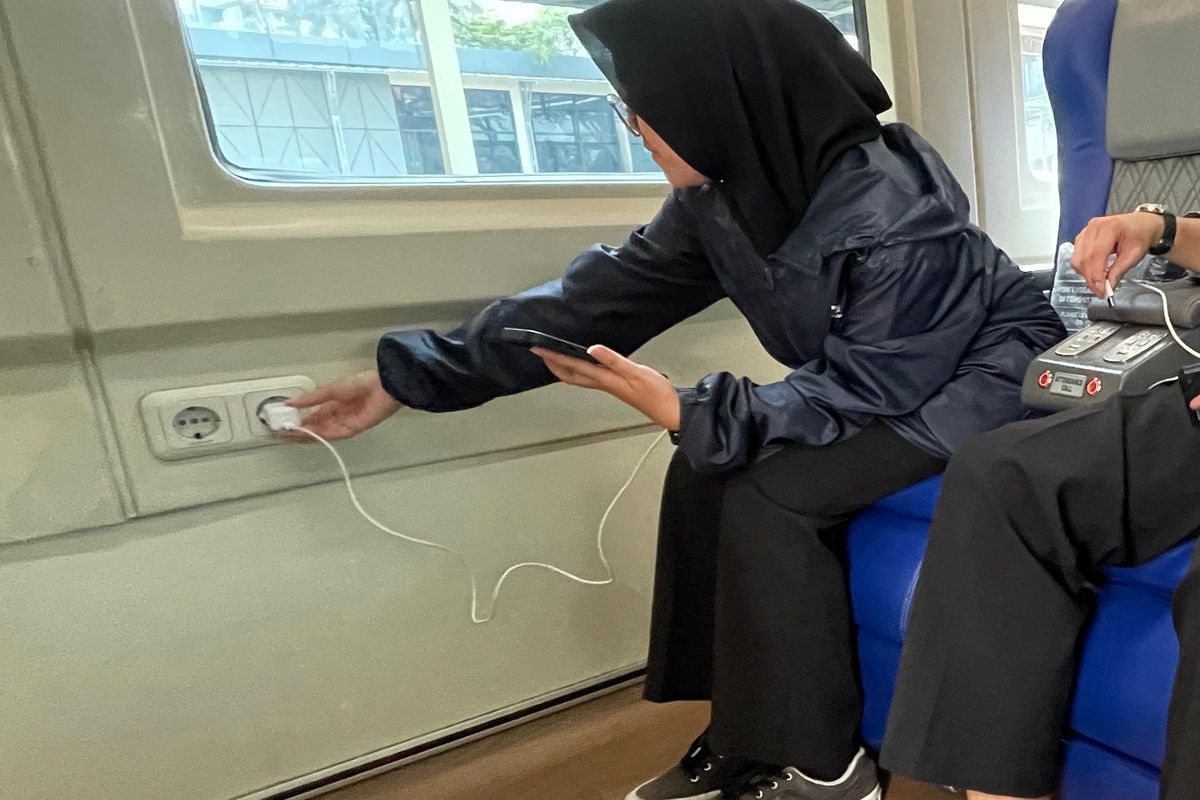Alat Masak Dilarang, Ini Alat yang Boleh Dipakai di Colokan Kereta, Mengapa alat masak dilarang dipakai di kereta?, Kejadian penumpang masak di kereta, Lalu, apa saja perangkat yang boleh dipakai di kereta?, Bisa isi daya di stasiun dan gunakan coworking space