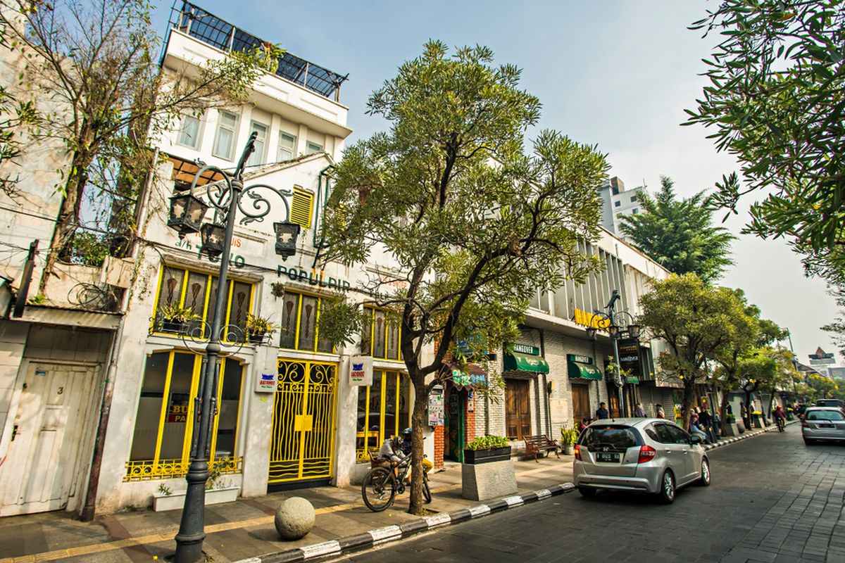 wisata dekat Stasiun Bandung, kereta murah Jakarta Bandung, tempat wisata Bandung kota, Naik Kereta Cuma Rp 16.000 dari Jakarta, 10 Wisata Dekat Stasiun Bandung, 1. Jalan Braga, 2. Pasar Baru, 3. Alun-Alun Bandung, 4. Vanda Park, 5. Taman Sejarah Bandung