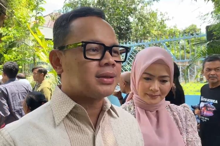 Lucky Hakim ke Jepang, lucky hakim liburan ke jepang, lucky hakim ke jepang, lucky hakim bupati mana, kenapa lucky hakim langgara aturan menteri, lucky hakim belum dikenakan sanksi, kronologi liburan lucky hakim, lucky hakim jepang, Buntut Liburan Bupati Lucky Hakim ke Jepang Tanpa Izin, Belum Dikenakan Sanksi, Kronologi liburan Bupati Lucky Hakim ke Jepang, Tidak izin ke gubernur dan menteri, Bupati Lucky Hakim kanggar UU Kemendagri, Bupati Lucky Hakim minta maaf, Lucky Hakim diperiksa Inspektorat Jenderal Kemedagri, Belum ada sanksi tegas untuk Lucky Hakim