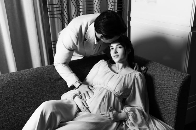 maternity shoot, Chelsea Islan Kabarkan Kehamilan, Intip Gaya Maternity Shoot-nya, Tampil berbalut kemeja putih simpel, Sentuhan manis pada baby bump, Rambut yang dibiarkan terurai, Riasan natural yang menonjolkan pregnancy glow, Tampil lebih elegan dengan warna earth tone