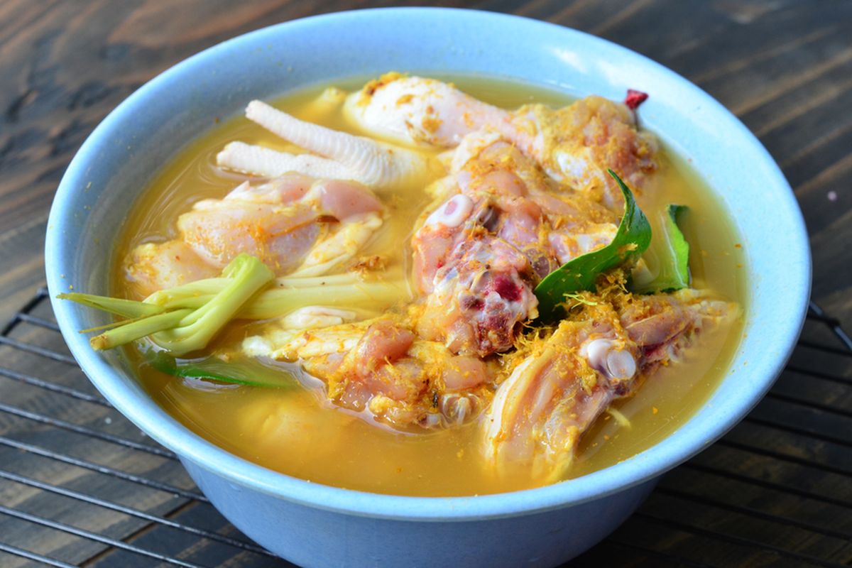 cara mengungkep ayam, 4 Cara Ungkep Ayam untuk Lauk Sahur, Tips dari Chef Hotel, 1. Goreng bumbu ungkep, 2. Tambahkan bumbu instan belakangan, 3. Ungkep selama 20 menit, 4. Simpan di kulkas