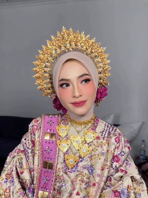 Feby Putri, feby putri menikah, adam febrian, busana adat bugis, gaya pernikahan feby putri, 8 Gaya Pernikahan Feby Putri dan Adam Febrian, Kental Adat Bugis, 1. Gaun pengantin adat Bugis bernuansa merah, 2. Hijab merah serasi dengan busana, 3. Aksesori, 4. Riasan wajah yang bikin pangling, 5. Busana akad bernuansa ungu pastel Feby Putri dan Adam Febrian tampil elegan dalam adat Bugis saat menikah. Dari prosesi Mapacci hingga akad nikah, semua detail sarat makna dan simbol., 6. Bunga Niguba, 7. Makeup natural dengan sentuhan bold, 8. Adam dengan baju bodo pria 