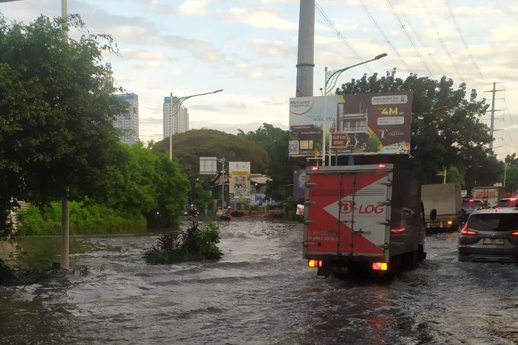 Hujan, motor, berkendara, hujan, banjirjakarta, Motoran Saat Hujan, Rem Mendadak Bisa Jadi Petaka