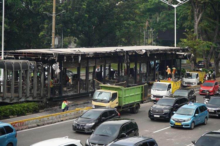 Halte transjakarta, mobil listrik, ban motor, gerbang tol, car free, 7 Gerbang Tol Dalkot Tutup, Tambal Ban Instan
