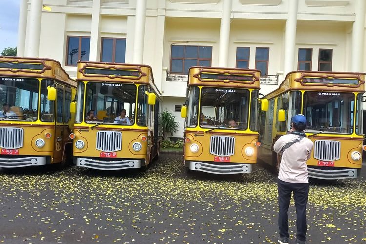 bus sekolah gratis, Bus sekolah di Tuban, si mas ganteng tuban, bus sekolah gratis tuban, Rute Bus Sekolah Gratis di Tuban, Jangkau hingga Pinggiran, Diluncurkan Resmi oleh Pemkab Tuban, Angkutan Aman dan Nyaman untuk Semua Kalangan, Jadwal Operasional Bus Sekolah, Daftar Lengkap Rute Bus Sekolah ‘Si Mas Ganteng’, Pendanaan dari APBD 2024, Nama Unik dan Desain yang Viral