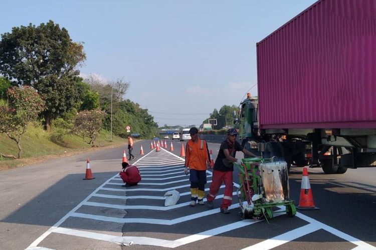 marka chevron, keselamatan lalu lintas, reducing marking, pengurangan kecepatan, Apa Itu Marka Chevron di Jalan Tol? Panduan Lengkap Untuk Pengemudi, Mengapa Marka Chevron Diperlukan di Jalan Tol?, Bagaimana Cara Kerja Marka Chevron?, Di Mana Saja Marka Chevron Diterapkan?, Apakah Efektivitas Marka Chevron Berkurang?