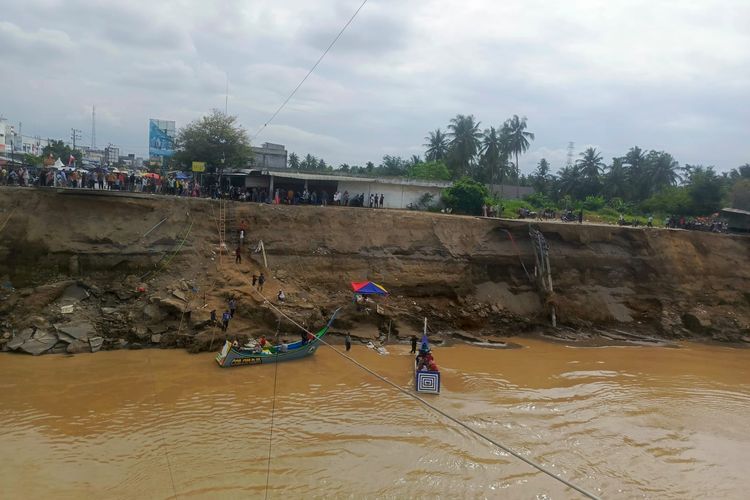 relawan, Aceh, Bireuen, Pidie Jaya, pidie jaya, Sumatera utara, bireuen, sumatera barat, Relawan, banjir sumatera, bencana sumatera, Cerita Relawan yang Redakan Lapar di Bireuen dan Pidie: Dua Plastik Jambu Air Itu Langsung Habis, Mengumpulkan donasi dari kerabat dan teman, Menuju Pidie dan Bireuen, Jambu air menjadi obat darurat kelaparan , Harta tersisa adalah pakaian yang melekat saat banjir