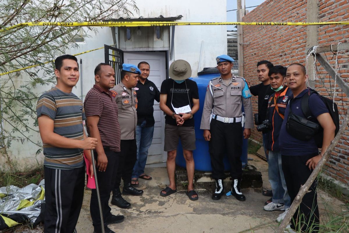 pembunuhan dosen, Jambi, pembunuhan di jambi, pembunuhan dosen Jambi, polisi bunuh dosen di Jambi, dosen di Jambi dibunuh, pembunuhan dosen di Jambi oleh polisi, 7 Fakta di Balik Tragedi Dosen di Jambi Tewas Dibunuh Polisi, Hubungan Asmara Berujung Maut, 1. Korban Dosen Keperawatan Ditemukan Tewas di Rumahnya, 2. Pelaku Adalah Anggota Polisi Propam Polres Tebo, 3. Motif Pembunuhan Diduga Karena Asmara dan Sakit Hati, 4. Dugaan Pemerkosaan Sebelum Pembunuhan, 5. Bripda Waldi Berusaha Hapus Jejak Kejahatan, 6. Aksi Terbongkar karena Pesan dari Teman Korban, 7. Polisi Temukan Mobil, Motor, dan Barang Berharga Korban