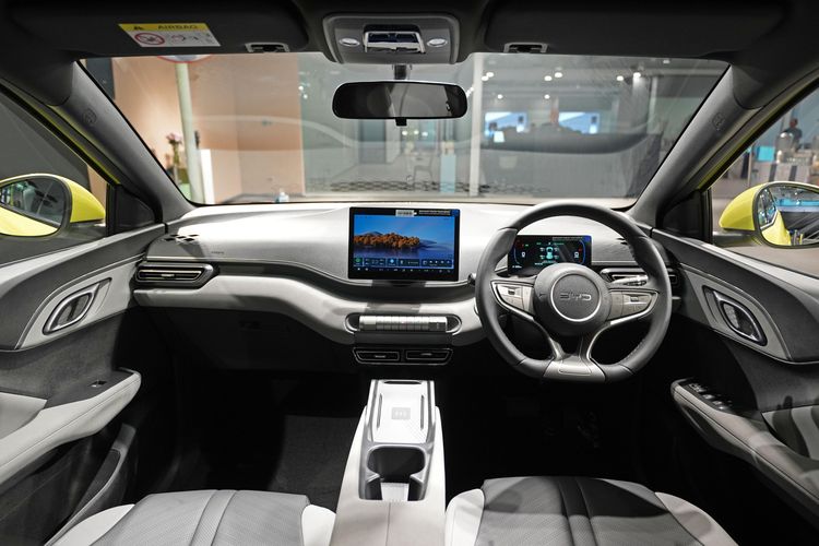 BYD Atto 1, mobil listrik, Geely EX2, perkotaan, Komparasi Mobil Listrik Perkotaan: Geely EX2 vs BYD Atto 1, Harga dan Segmentasi, Dimensi Bodi dan Ruang Kabin, Baterai dan Jarak Tempuh, Performa dan Karakter Berkendara, Kenyamanan dan Fitur Pendukung