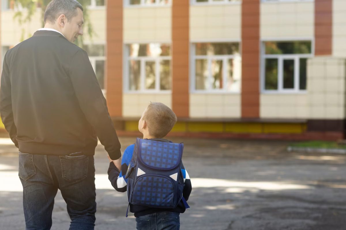 peran ayah dalam pengasuhan anak, manfaat mengantar anak ke sekolah, manfaat ayah mengantar anak sekolah, peran ayah ikut mengantar anak sekolah, Bukan Hanya Tugas Ibu, Ini Pentingnya Peran Ayah Ikut Mengantar Anak Sekolah