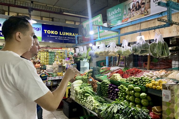 [BERITA FOTO] Juara MasterChef Australia Belanja di Pasar Santa Jaksel
