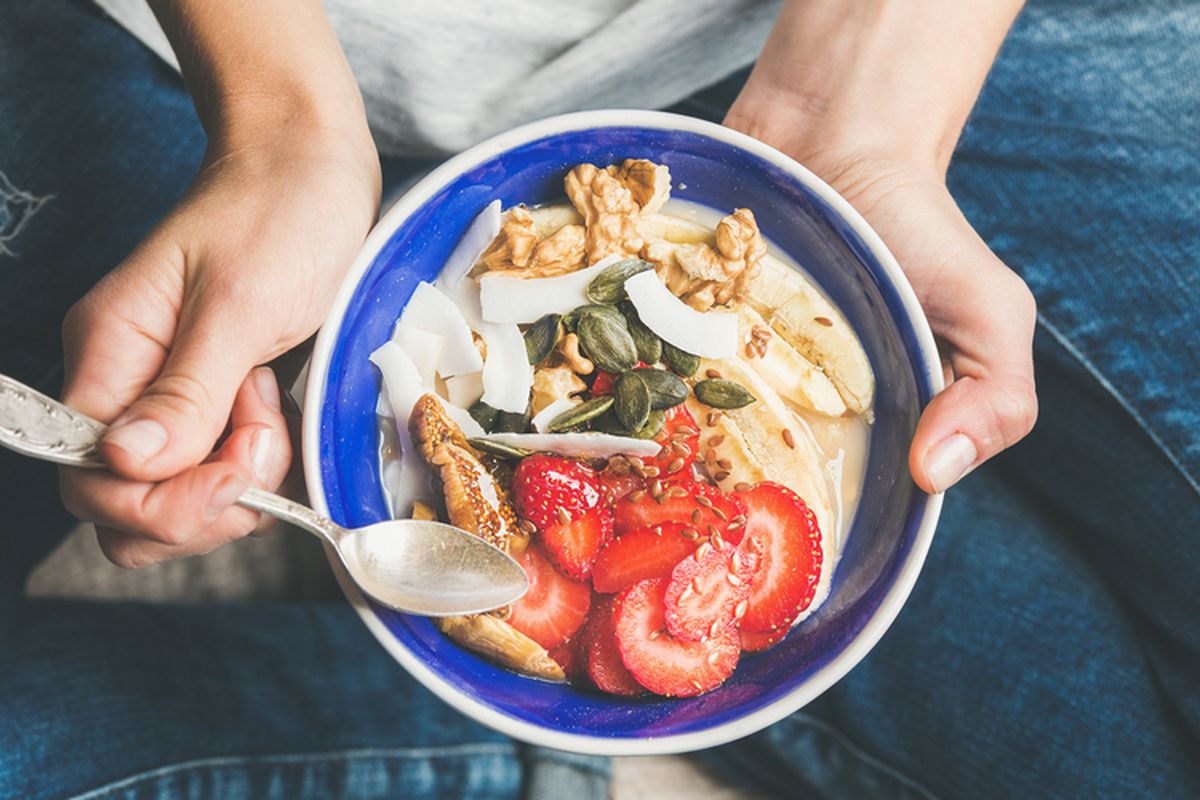 sarapan untuk diet, cara menurunkan berat badan, kebiasaan pagi untuk menurunkan berat badan, kebiasaan sehat untuk menurunkan berat badan, rutinitas pagi untuk tubuh ideal, 6 Kebiasaan Pagi yang Membantu Menurunkan Berat Badan, 1. Sarapan tinggi protein, 2. Minum air putih, 3. Menimbang berat badan, 4. Terpapar sinar matahari, 5. Aktivitas fisik pagi, 6. Persiapkan bekal sehat