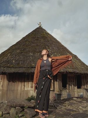 Wulan Guritno, 6 Gaya Wulan Guritno di NTT, Elegan dengan Kain Songke, 1. Kain songke sebagai pusat tampilan, 2. Palet hitam dan cokelat yang membumi, 3. Paduan kain tradisional dan blus modern, 4. Siluet sederhana, kesan berkelas, 5. Nuansa pink dan kuning di Labuan Bajo, 6. Resort Wear yang tetap berakar