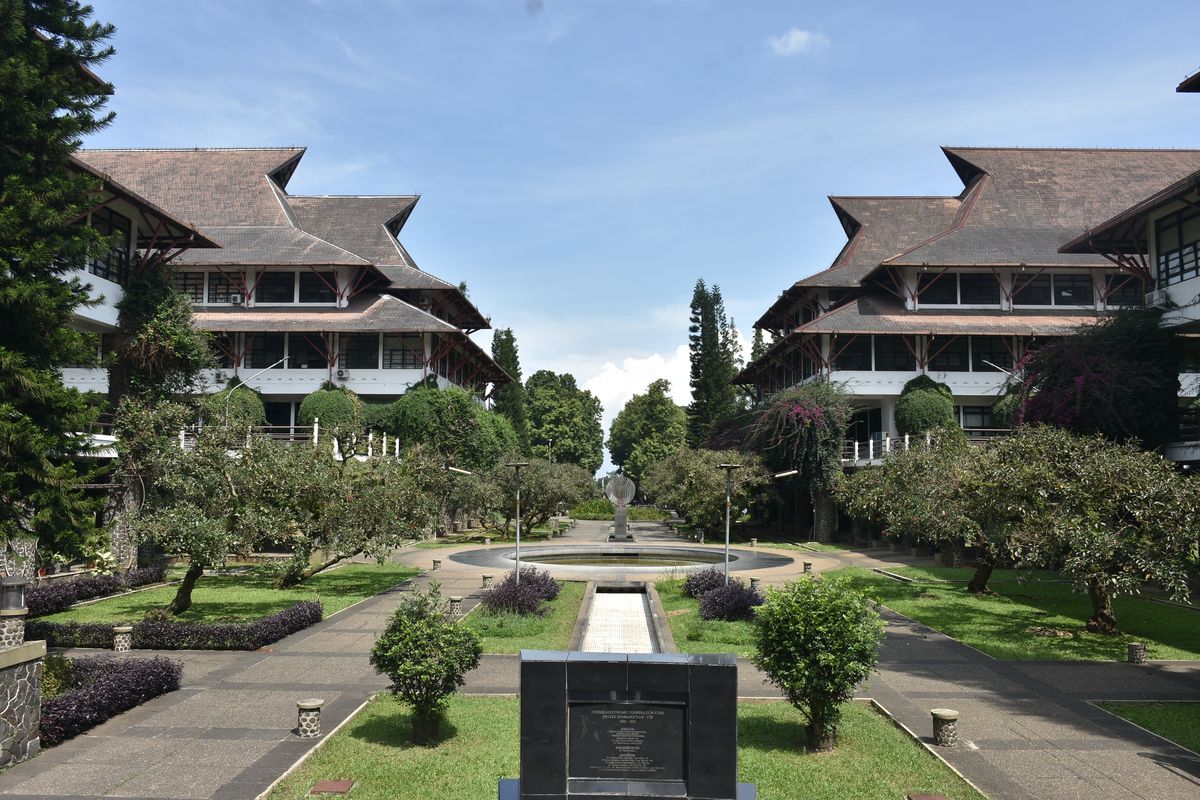universitas dengan jurusan teknik terbaik di Indonesia, 20 Universitas dengan Jurusan Teknik Terbaik di Indonesia Versi EduRank: ITB Nomor 1, UI Posisi 2, 1. Institut Teknologi Bandung, 2. Universitas Indonesia, 3. Universitas Gadjah Mada, 4. Universitas Diponegoro , 5. Institut Teknologi Sepuluh Nopember, 6. Institut Pertanian Bogor, 7. Universitas Brawijaya, 8. Universitas Sebelas Maret, 9. Universitas Sumatera Utara, 10. Universitas Telkom, 11. Universitas Syiah Kuala, 12. Universitas Hasanuddin, 13. Universitas  Airlangga , 14. Universitas Padjadjaran, 15. Universitas Udayana, 16. Universitas Negeri Malang, 17. Universitas Bina Nusantara, 18. Universitas Brawijaya, 19. Universitas Andalas, 20. Universitas Pendidikan Indonesia