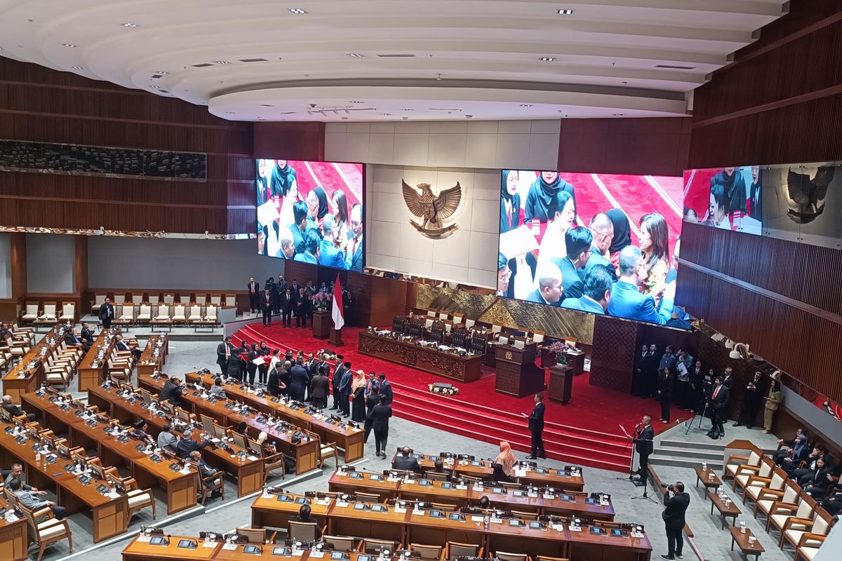 gaji anggota dpr, gaji DPR, gaji dpr 2025, gaji anggota dpr perbulan, gaji dpr 230 juta, Gaji DPR Ternyata Tembus Rp 230 Juta Per Bulan, Ini Rinciannya, Gaji Anggota DPR 42 Kali Lipat UMR Jakarta, Aturan dan Komponen Penghasilan DPR, Sorotan Publik dan Kritik, Tanggapan DPR soal Gaji