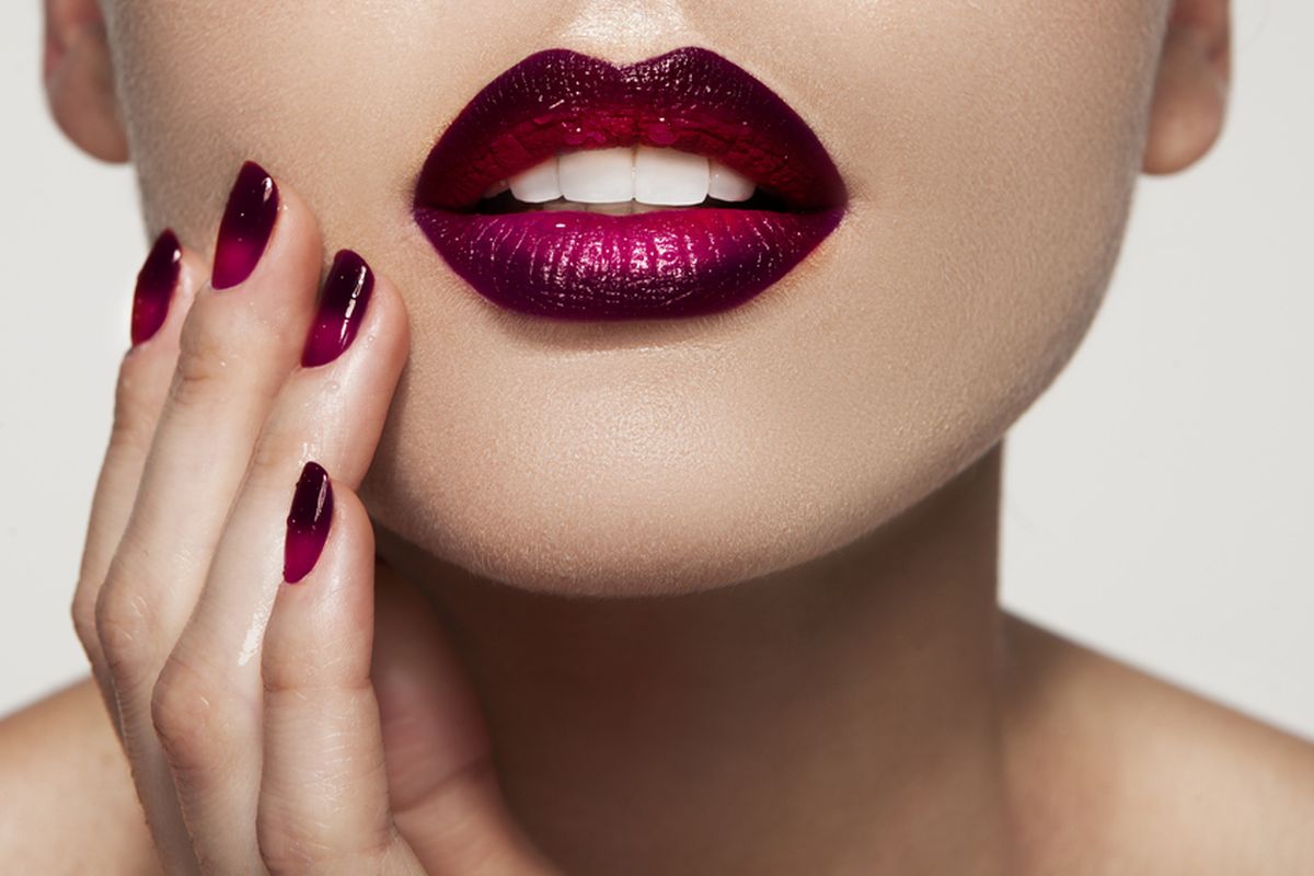 lipstik, riasan, warna lipstik, tekstur lipstik, Tren Warna Lipstik 2025, dari Burgundy hingga Pink Nude
