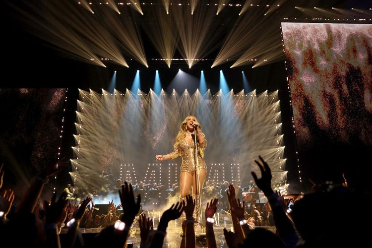 Mariah Carey, outfit Mariah Carey, baju mariah carey, mtv vma 2025, busana mariah carey, mariah carey vma, mariah carey outfits, Mariah Carey Tampil Glamor dengan Busana Emas di MTV VMA 2025