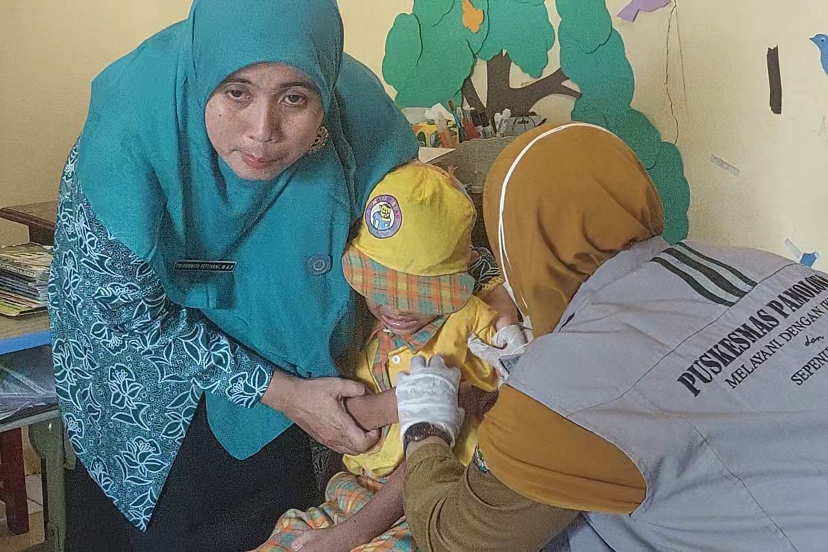 Sumenep, campak, KLB Campak, campak di sumenep, klb campak di indonesia, klb campak di pamekasan, Satu Penderita Campak, 80 Anak Lain Bisa Tertular, Begini Penjelasan Ahli, Gejala dan Komplikasi Campak, Strategi 90 Hari, Imbauan Kemenkes: Waspada Hoaks, Campak Berbahaya untuk Anak-anak