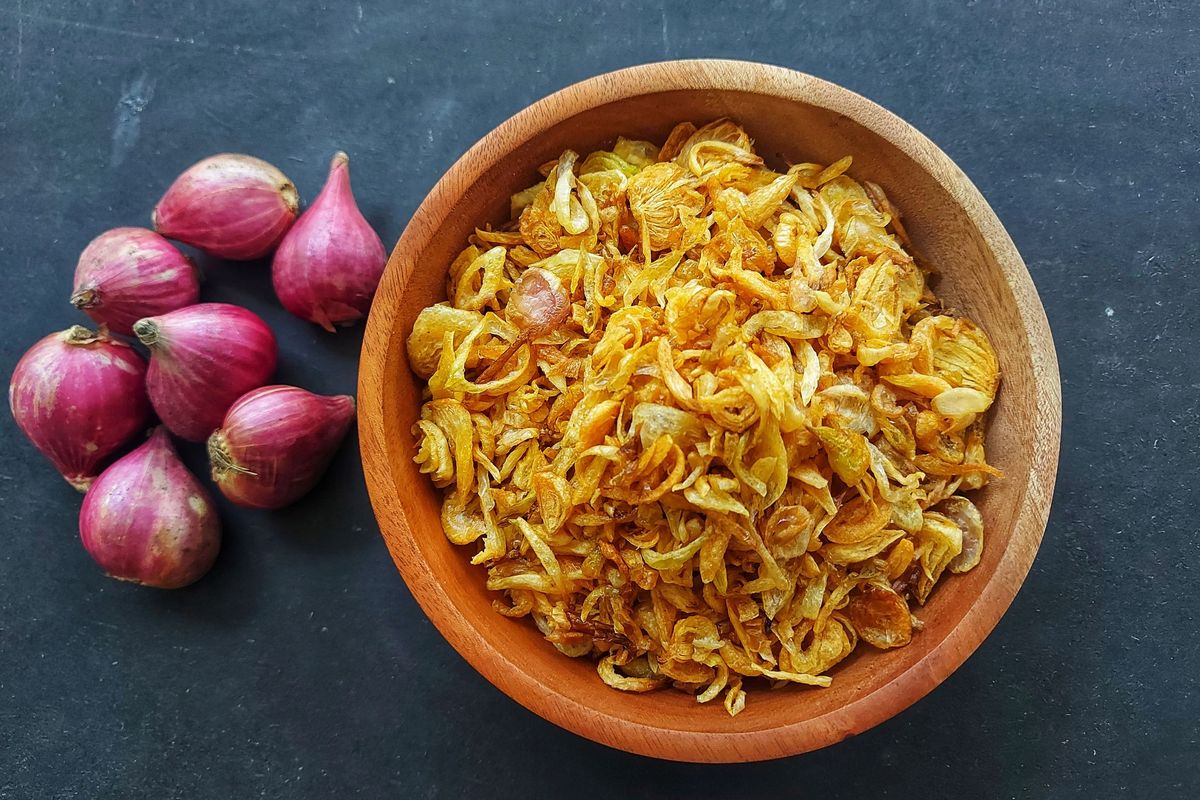 bawang goreng, Rahasia Bawang Goreng Renyah dan Tahan Lama, Bisa Pakai Tepung Ini