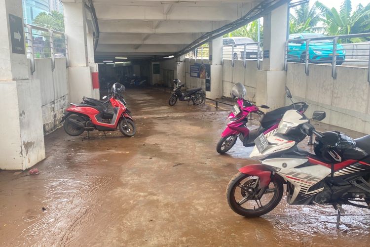 motor kebanjiran, tips berkendara, Motor mogok, motor, pertolongan pertama motor mogok setelah lewati banjir, Wajib Lakukan Hal Ini Saat Motor Mogok Usai Terobos Banjir