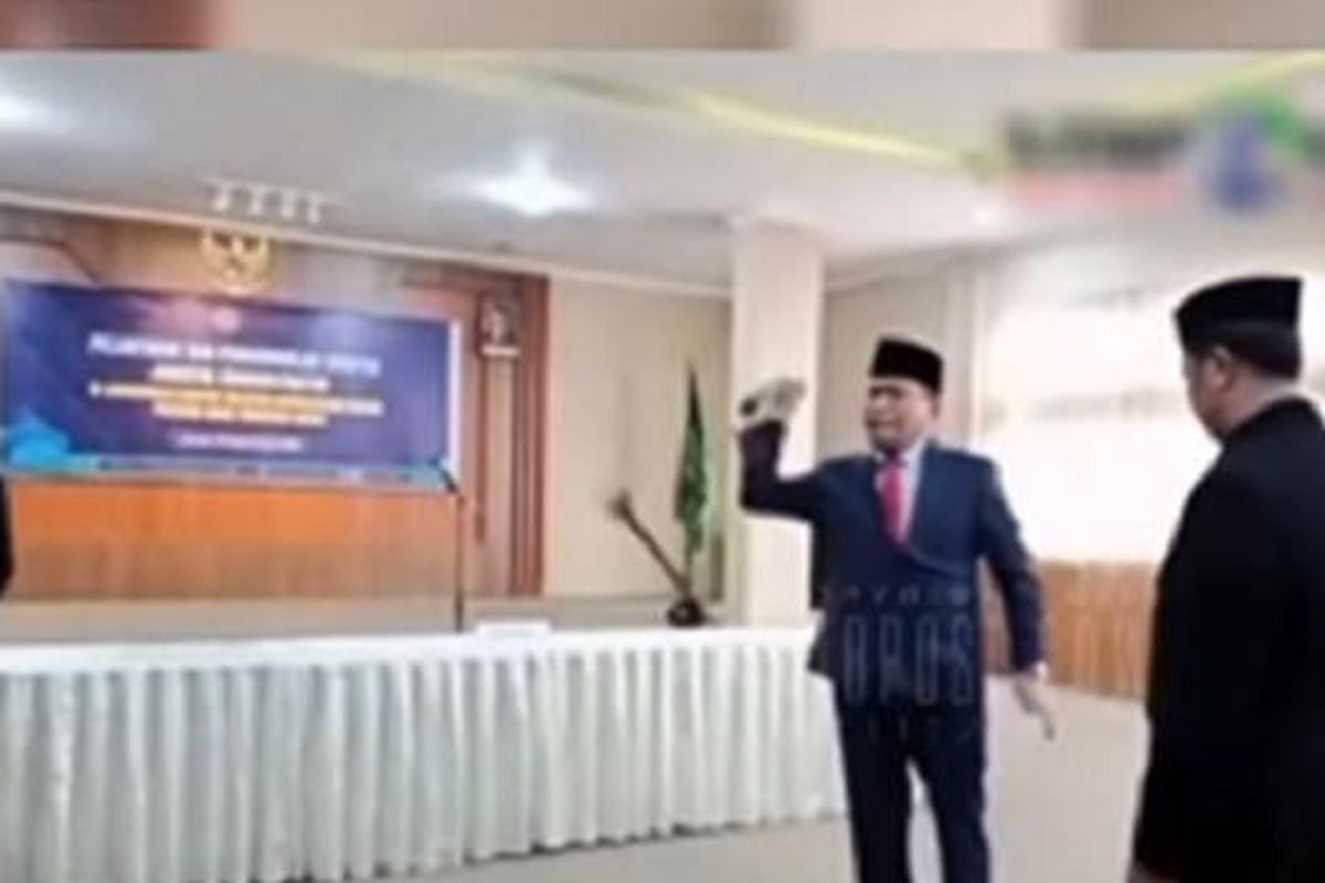 Kemenag NTB, Kakanwil Kemenag NTB, Zamroni aziz, lempar mikrofon, Kakanwil Kemenag NTB Lempar mikrofon, Zamroni Aziz Lempar mikrofon, Viral Kakanwil Kemenag NTB Zamroni Aziz Lempar Mikrofon saat Pelantikan, Ngaku Hanya Bercanda