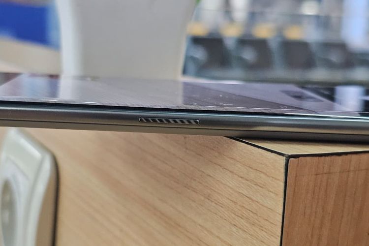 Tecno, Camon 50 Pro, Hands-on Tecno Camon 50 Pro 5G, HP Mid-range yang Enteng dan Elegan, Layar curved yang estetik dan sudut lengkung yang bikin nyaman, Melihat sisi-sisi lain, Layarnya juga "clean look", Spesifikasi Tecno Camon 50 Pro 5G, Harga Tecno Camon 50 Pro 5G di Indonesia