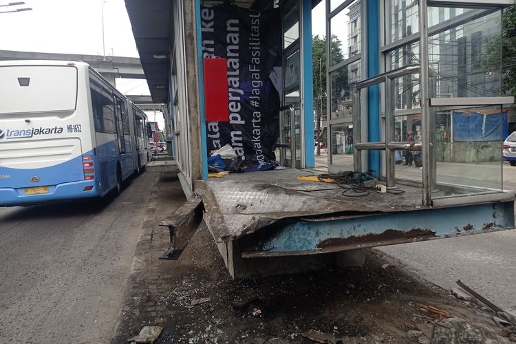 Transjakarta, banjir, Berikut Daftar Rute Bus Transjakarta yang Terkendala Imbas Banjir