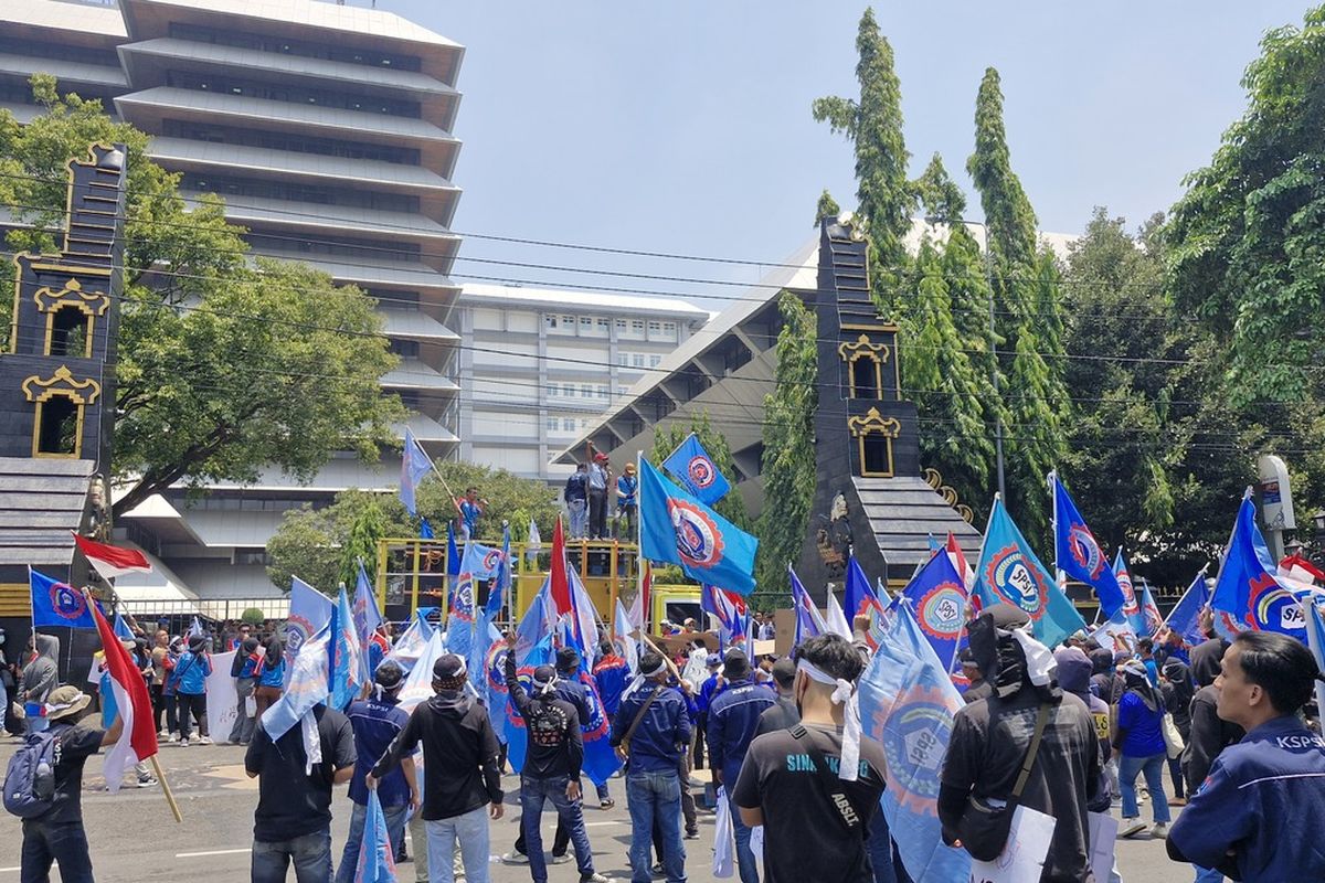 Sritex, Buruh Sritex, buruh sritex geruduk pengadilan negeri semarang, phk massal sritex, buruh sritex belum terima pesangon, 7 Bulan Pesangon Eks Buruh Sritex Tak Cair, Ahmad Luthfi Panggil Kurator