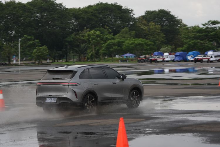 test drive, Lepas, Lepas L8, Lepas Indonesia, SUV hybrid, Coba Performa Lepas L8: Akselerasi, Handling, dan Suspensi