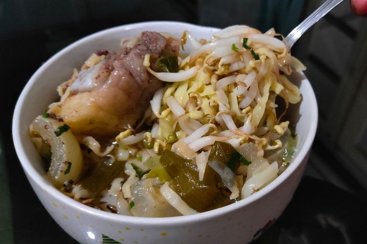 kuah, gurih, segar, Resep Mie Kocok Bandung Kikil dan Tetelan, Kuah Gurih Segar, Bahan-bahan utama, Bahan kuah kaldu, Bumbu Halus, Bahan pelengkap, Cara membuat mie kocok Bandung
