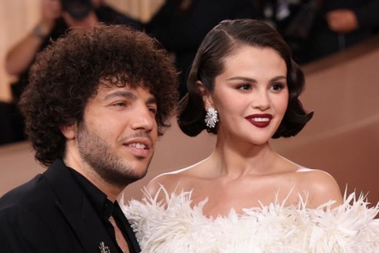 Selena Gomez, Benny Blanco, Selena Gomez Pakai Gaun Chanel yang Dibuat 323 Jam di Golden Globes 2026, Sentuhan klasik hitam putih yang Ikonik, Aksesori chanel dari ujung kepala hingga kaki, Tampil kompak bersama Benny Blanco, Debut Selena mengenakan Chanel di red carpet, Makna di balik 323 jam pengerjaan