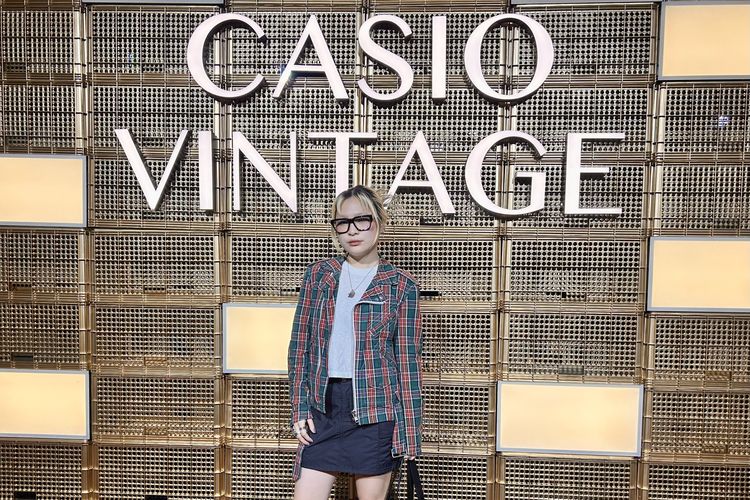 Casio Vintage, lystia novilda, fashion lystia novilda, koleksi jam vintage casio, CASIO VINTAGE Back in Time Ahead in Style, Gaya Modern Vintage Lystia Novilda jadi Best Dress di acara Casio Vintage, Padu padan jaket plaid dan mini skirt bergaya modern vintage, Aksesoris fesyen lain sebagai pelengkap gaya, Jam tangan Casio sebagai sorotan utama look-nya, Suasana acara yang kental nostalgia dan koleksi ikon Casio Vintage