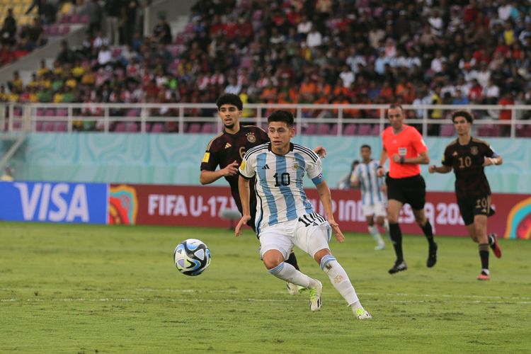 Manchester City, Claudio Echeverri, Girona, Echeverri, Man City, Liga Inggris, Liga Spanyol, LaLiga, manchester city, Peminjaman Pemain, Man City Siap Pinjamkan Claudio Echeverri ke Girona, Bukan AS Roma