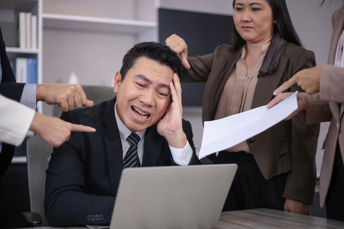 7 Tanda Lingkungan Kerja Toksik, Bisa Terlihat Sejak Hari Pertama, 1. Tidak ada upaya menyambut karyawan baru, 2. Perilaku tidak sopan dianggap wajar, 3. Rekan kerja gemar bergosip, 4. Tingkat keluar-masuk karyawan tinggi, 5. Nilai perusahaan terasa janggal, 6. Pekerjaan tidak sesuai dengan yang dijanjikan, 7. Merasa tidak nyaman sejak hari pertama