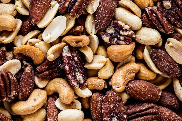 makanan, penumbuh rambut, 7 Makanan Penumbuh Rambut Alami yang Wajib Dikonsumsi Setiap Hari, 1. Telur (Protein dan Biotin), 2. Bayam (Zat Besi dan Vitamin A/C), 3. Jeruk dan Buah Sitrus (Vitamin C), 4. Kacang-kacangan dan Biji-bijian (Asam Lemak Omega-3), 5. Gandum Utuh/Oatmeal (Biotin dan Seng), 6. Wortel (Vitamin A), 7. Alpukat (Vitamin E)
