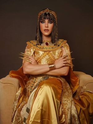 Tasya Farasya, Farra Jaidi, makeup Cleopatra, tasya farasya, tren tiktok 2025, makeup cleopatra, tren cleopatra, cleopatra makeup tiktok, tren makeup cleopatra, Tren Makeup Cleopatra Ramai di TikTok, Fokus pada Riasan Area Mata, 1. Cat eye dan simbol, 2. Fokus pada riasan di area mata, 3. Eyeliner tebal, 4. Lipstik berwarna gelap, 5. Pakai head piece