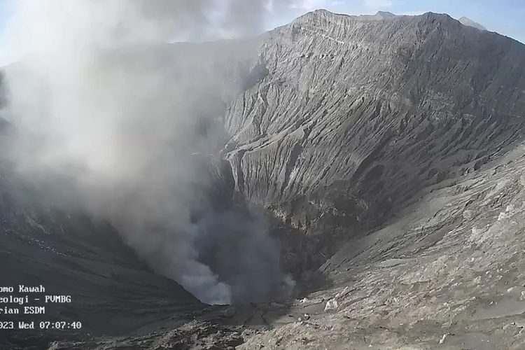 Bromo Tengger Semeru, Liburan ke Bromo? Ini 6 Aktivitas yang Wajib Dicoba, 1. Menikmati matahari terbit (sunrise), 2. Menjelajahi kawah Gunung Bromo, 3. Menjelajah Lautan Pasir, 4. Mengunjungi Bukit Teletubbies, 5. Menikmati ketenangan di Pasir Berbisik, 6. Menyaksikan budaya Suku Tengger