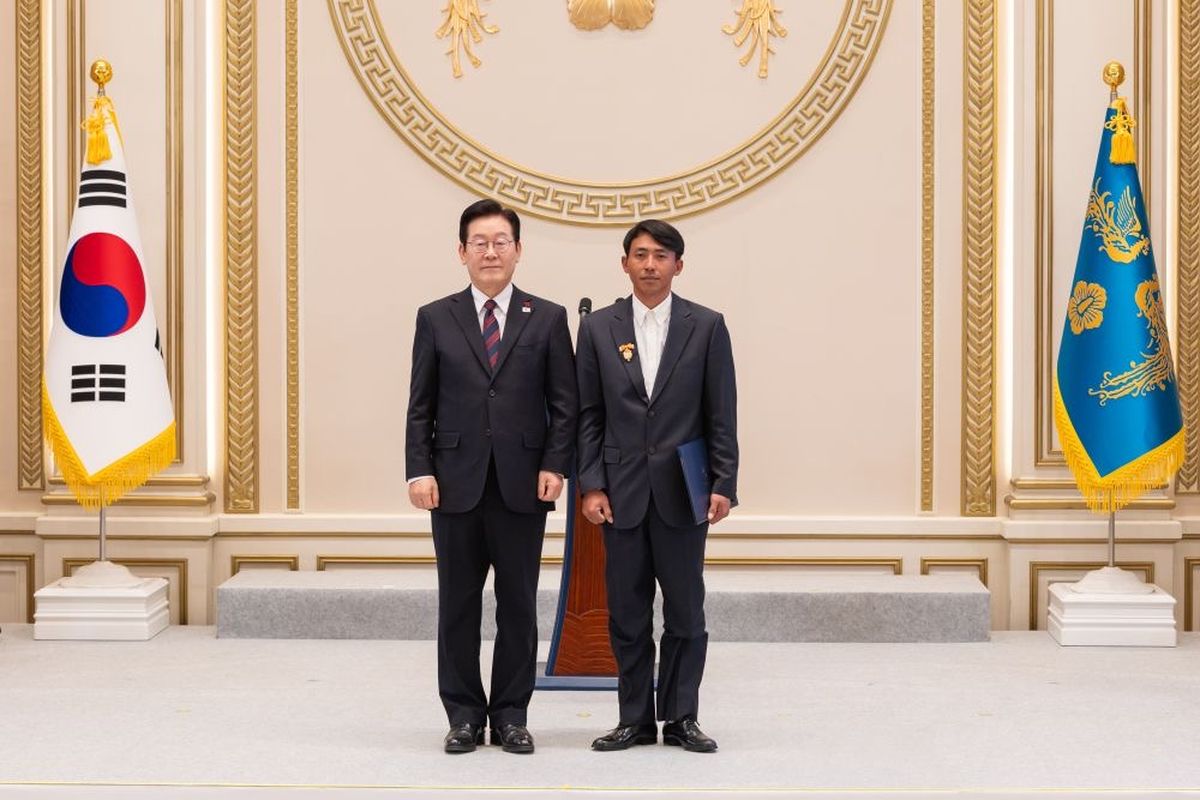 Korea Selatan, Kisah Sugianto, Pekerja Migran Indonesia yang Selamatkan Lansia di Korsel dan Akan Difilmkan, Penghargaan dari Presiden Korea Selatan, Pemberian visa jangka panjang, Respons keluarga, Diangkat ke layar lebar