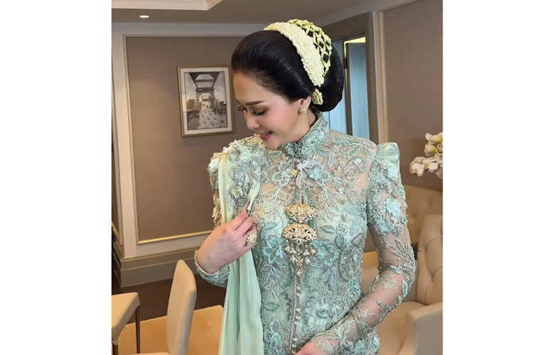 Maia Estianty, pernikahan al ghazali dan alyssa daguise, akad al ghazali, penampilan maia estianty di acara akad al, maia estianty dan ahmad dhani, maia estianty di pernikahan al ghazali, Tampil Fresh di Akad Al Ghazali, Maia Estianty Kenakan Kebaya Mint Rancangan Anne Avantie, Kebaya mint dengan bordir mewah rancangan Anne Avantie, Tatanan rambut tradisional yang menawan, Makeup flawless yang natural elegan, Momen haru dampingi Al Ghazali ke meja akad bersama Ahmad Dhani
