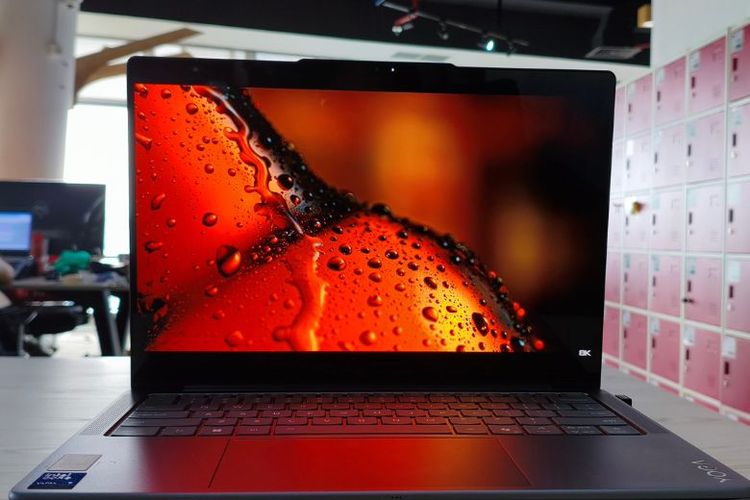 Accidental Damage Protection, Lenovo Yoga Slim 7i Aura Edition, Menjajal Lenovo Yoga Slim 7i Aura Edition, Laptop AI Paling Worth-It untuk Kreator Mobile, Desain premium dengan durabilitas standar militer, Manjakan pengguna dengan layar PureSight OLED, Otak cerdas Prosesor Intel® Core™ Ultra (Series 2), Fitur eksklusif Aura Edition, Produktivitas berbasis AI, Hadirkan konektivitas lengkap, Dijamin dengan layanan Premium Care dan ADP