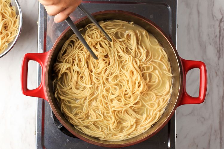mi goreng, chef hotel, Chef Hotel Bagikan Tips Memasak Mi Goreng yang Kenyal dan Tidak Lengket, 1. Rebus mi dengan benar, 2. Tiriskan dan hentikan proses matang, 3. Wajan harus panas, 4. Masukkan bumbu dulu, 5. Masukkan mi terakhir, 6. Api besar dan waktu singkat, 7. Sajikan langsung