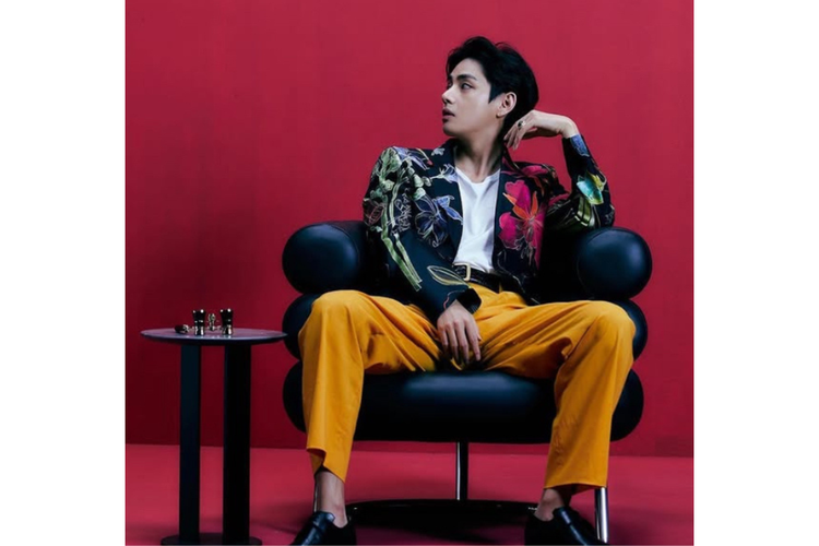 V BTS, V BTS wamil, kim tae hyung bts, kim tae hyung, v bts pulang wamil, v bts sekarang, ootd ala v bts, style v bts, outfit V BTS, ootd v bts, 5 Outfit V BTS yang Cool, Jadi Inspirasi OOTD, 1. Bold statement dengan warna kontras, 2. Casual pink outfit, 3. Street wear on denim, 4. Minimalist urban, 5. Vintage