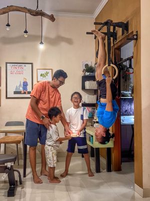 strength training, latihan beban, Latihan beban, strength training adalah, manfaat latihan beban untuk lansia, cerita memulai latihan beban, Cerita Irsani Menemukan Kekuatan Fisik dan Mental lewat Latihan Beban, Awal cerita Irsani jatuh cinta pada strength training, Transformasi fisik dan mental usai latihan beban, Misi berbagi dan menghapus miskonsepsi tentang latihan beban, Mendorong lansia untuk bergerak, Latihan sederhana untuk semua usia, Harapan strength training bisa menjadi budaya keluarga di Indonesia