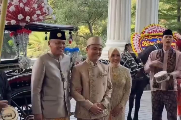 pernikahan adat betawi, pernikahan anak alya rohali, namira adjani, 5 Fakta Adat Betawi di Pernikahan Adjani Putri Alya Rohali, Penuh Makna, 1. Kedatangan pengantin pria dengan delman, 2. Prosesi palang pintu yang meriah, 3. Ngerudat, 4. Roti buaya sebagai lambang kesetiaan, 5. Iringan musik rebana dan tanjidor