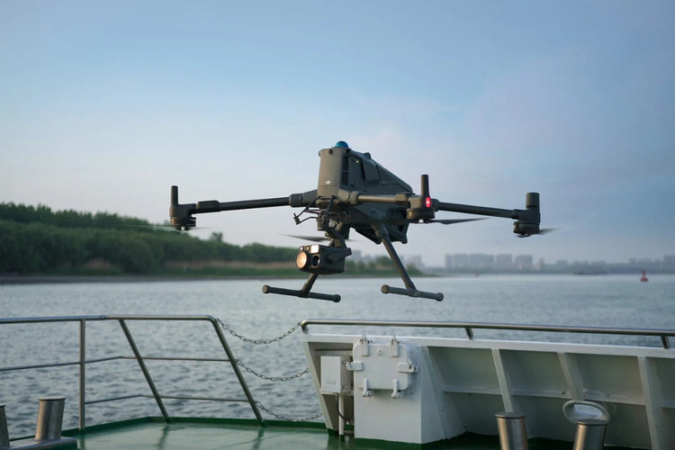 drone, Matrice 400, Drone, DJI Matrice 400, Spesifikasi drone Matrice 400, DJI Rilis Drone Matrice 400, Sejam Bisa Gendong Beban 6 Kg, Bisa kirim gambar dari jarak 40 km, Fitur "Smart Detection", Bisa pasang tujuh perangkat, Ketersediaan drone DJI Matrice 400
