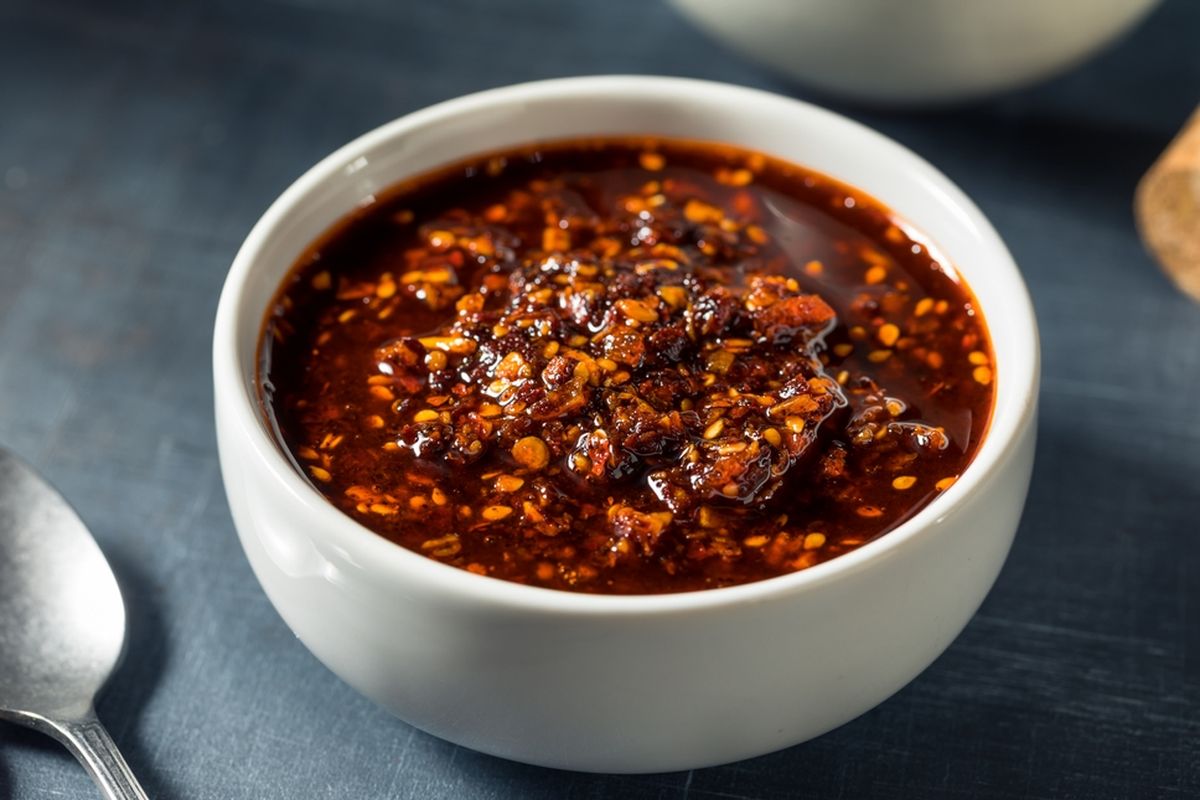 chili oil resep, tips membuat chili oil, chili oil, Rahasia Bikin Chili Oil Enak dan Pedas Bikin Nagih, Tambah 4 Bahan Ini, Minyak netral, Rempah-rempah (ini rahasianya), Rebus rempah dengan minyak, Saring rempah, Tuang minyak panas ke cabai, Tambahkan garam, Dinginkan dan simpan