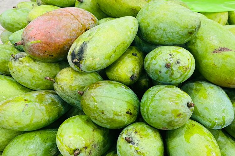 menyimpan makanan, cara menyimpan makanan, 6 Makanan yang Sebaiknya Tidak Disimpan di Atas Meja Dapur, 1. Telur, 2. Kentang, 3. Bawang bombai, 4. Timun, 5. Buah matang, 6. Buah dan sayur yang sudah dipotong